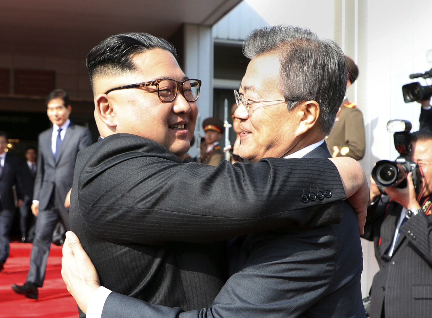 Nejvyšší představitelé obou korejských států, zprava Mun Če-in a Kim Čong-un, se bez předchozího ohlášení sešli v pohraniční vesnici Pchanmundžom