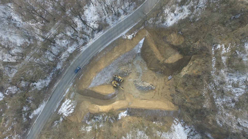 Na naléhání sousedů val o několik metrů posunul