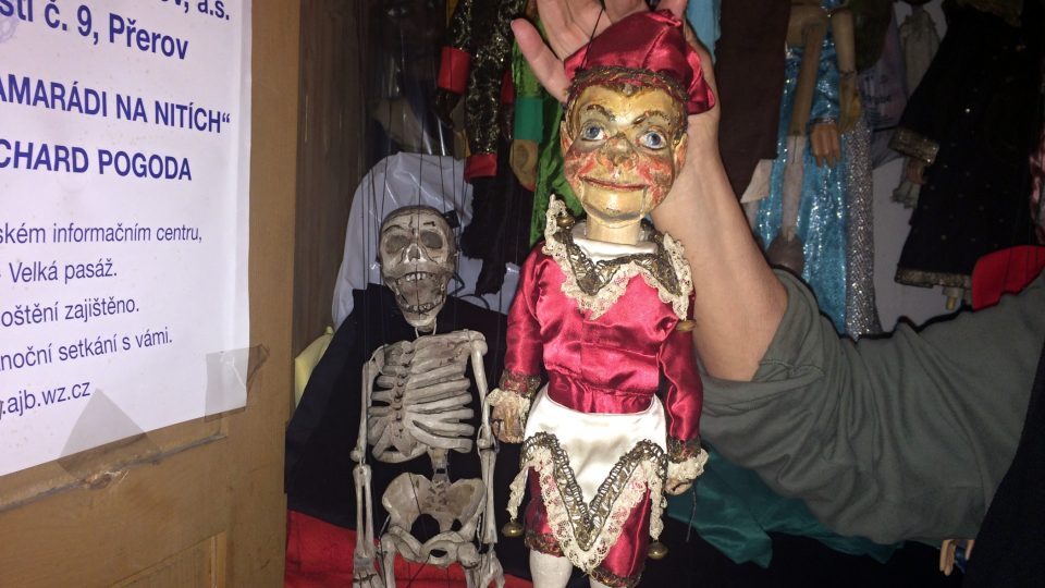 Marionety kostlivce a Kašpárka pocházejí z roku 1921
