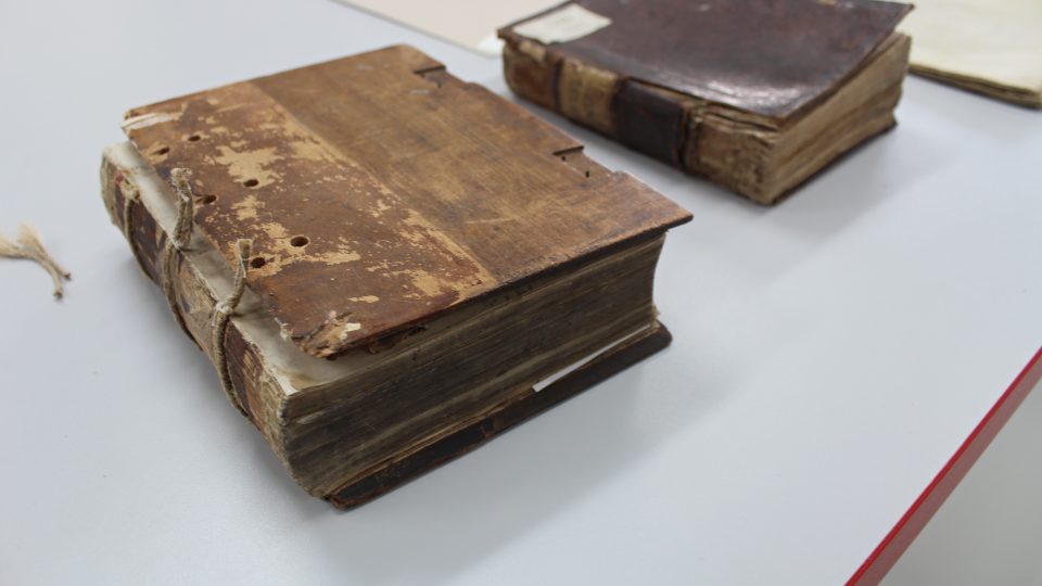Kniha ze 16. století určená k restaurování.