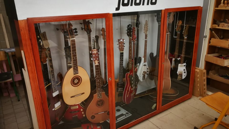 Sbírka nástrojů značky Jolana vyráběných kdysi v Krnově je chloubou školy. Na jejich renovaci se podíleli i studenti