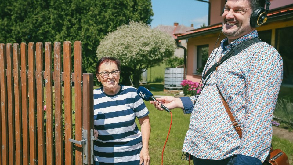 Marie Kráčmarová a moderátor Patrik Rozehnal se vítají | foto: Jana Volková Marie Kráčmarová a moderátor Patrik Rozehnal se vítají