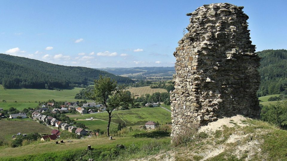 Pohled do údolí Loučky a Moravy se zachovanou věžicí