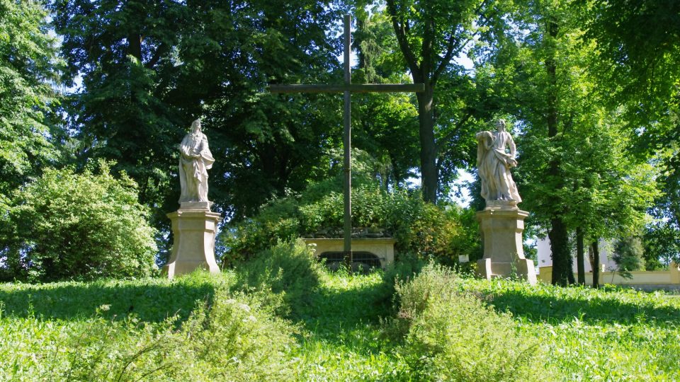 Boží hrob v parku u kostela