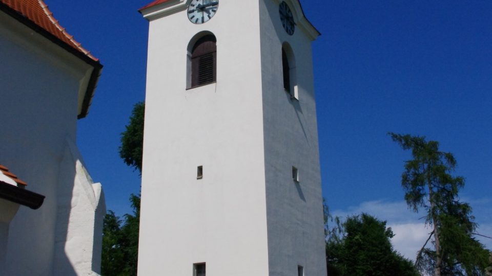 Zvonice u kostela nese tři zvony