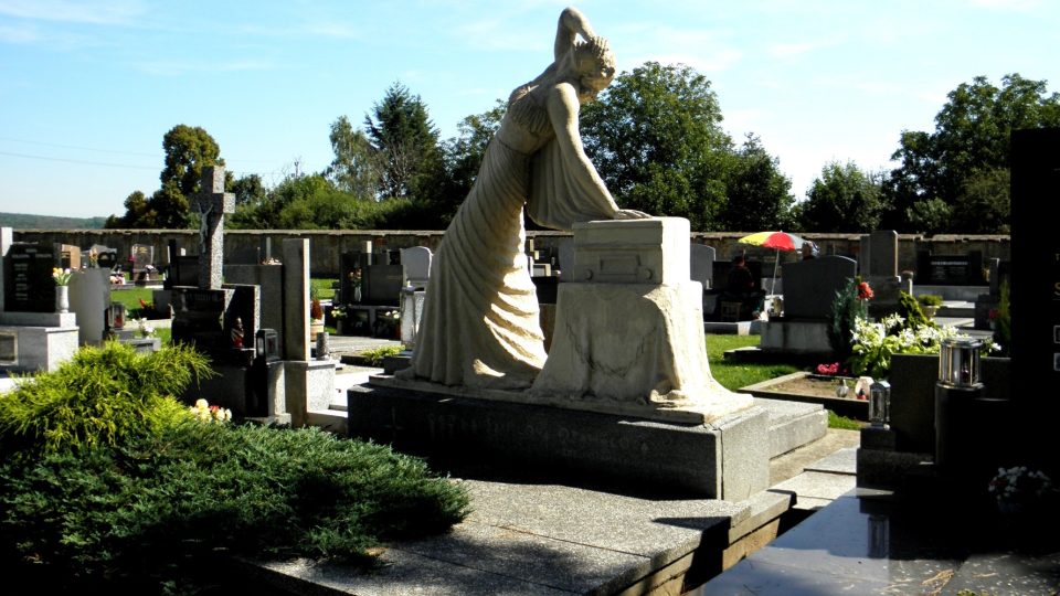 Hřbitov - dívka s rádiem