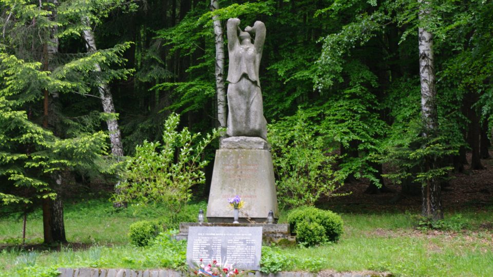 Pomníky byl postaven v roce 1949