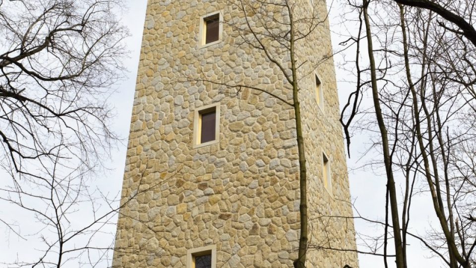 Pohled na rozhlednu na Kaňku zespoda