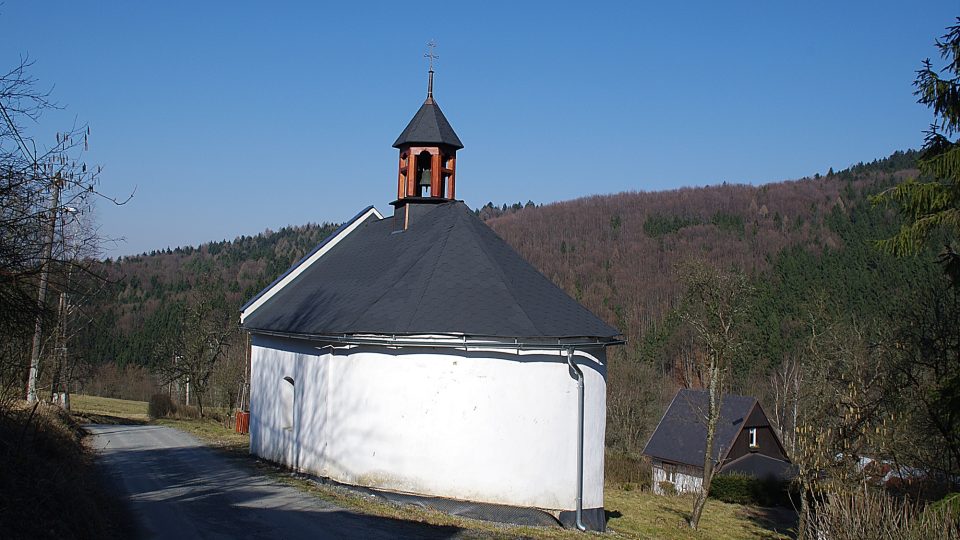 Kaple zasvěcenaá Panně Marii pochází z roku 1843