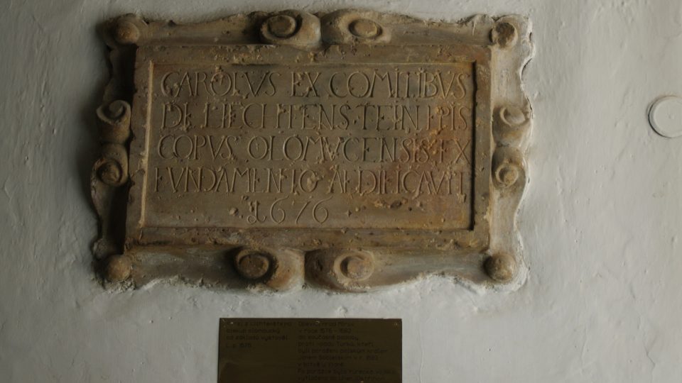 Pamětní deska obnovení hradu Mírova byla na starém kostele ve Zvoli, který stál tam, kde je dnes místní škola