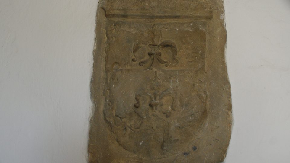Zachovaná deska s erbem rodu pánů ze Zvole pochází z tvrze