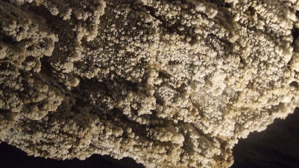 Kalcitové a aragonitové krystaly pokrývající stropní kulisu Opona v Jurikově dómu