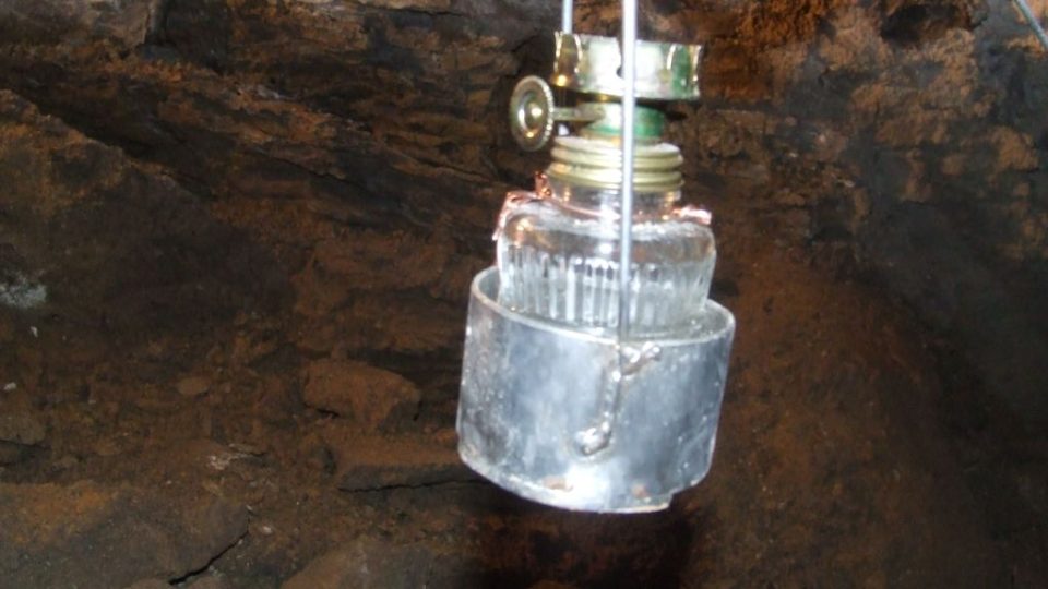 Plamínek této lampičky, spouštěné do jeskyně Tunel, zhasne, ponoří-li se pod hladinu plynového jezera CO2