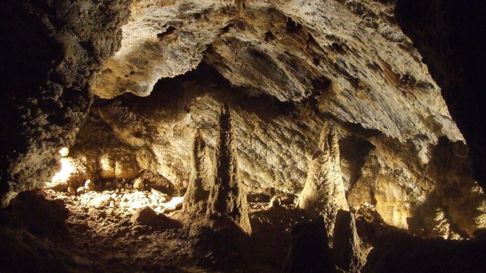 Gejzírové-raftové stalagmity v jeskyni Tunel