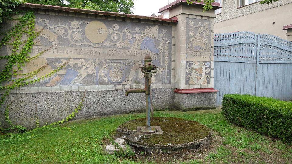 Brána rodného domu Aloise Mudruňky v Uhersku
