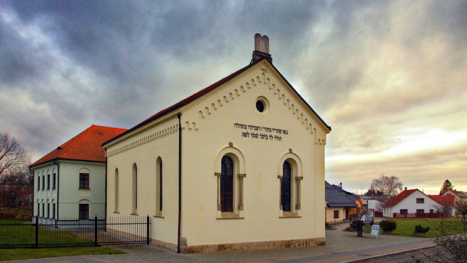 Opravená synagoga s židovskou školou