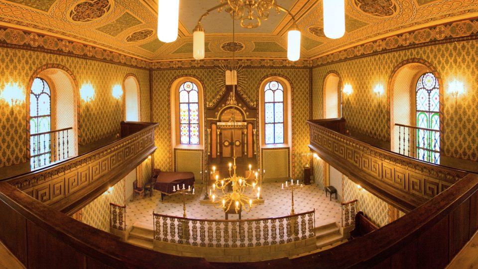 Takto vídaly synagogu ženy - pohled z ženské galerie