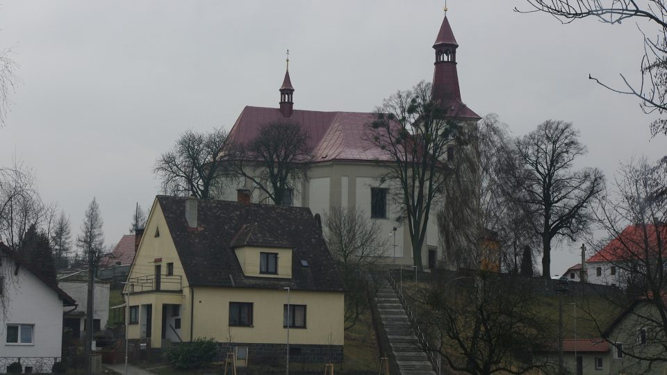 Kostel stojí na vyvýšeném místě, a je tak dominantou obce