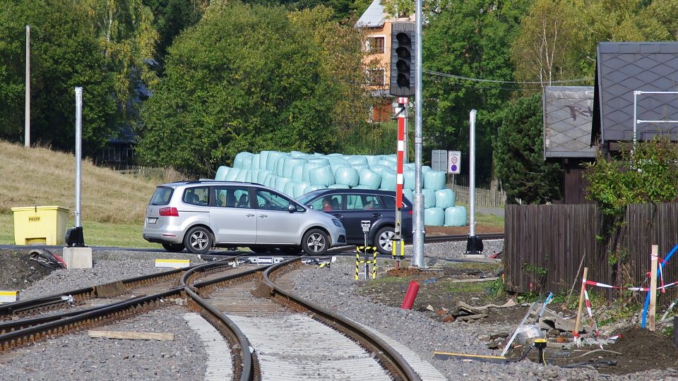 Nové signalizační zařízení dostane i železniční přejezd v Ostružné