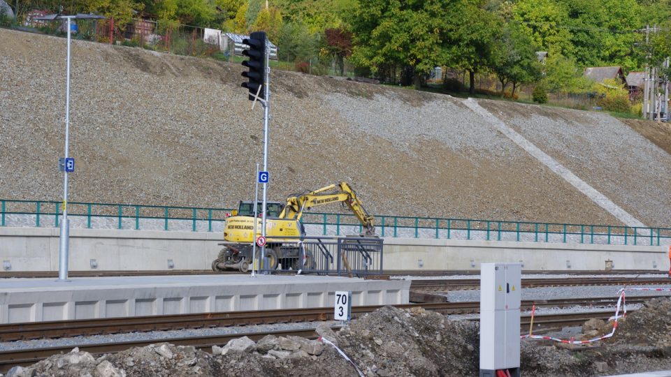 Svah nad hanušovickým nádražím drží nová zárubní zeď kotvená hluboko do svahu