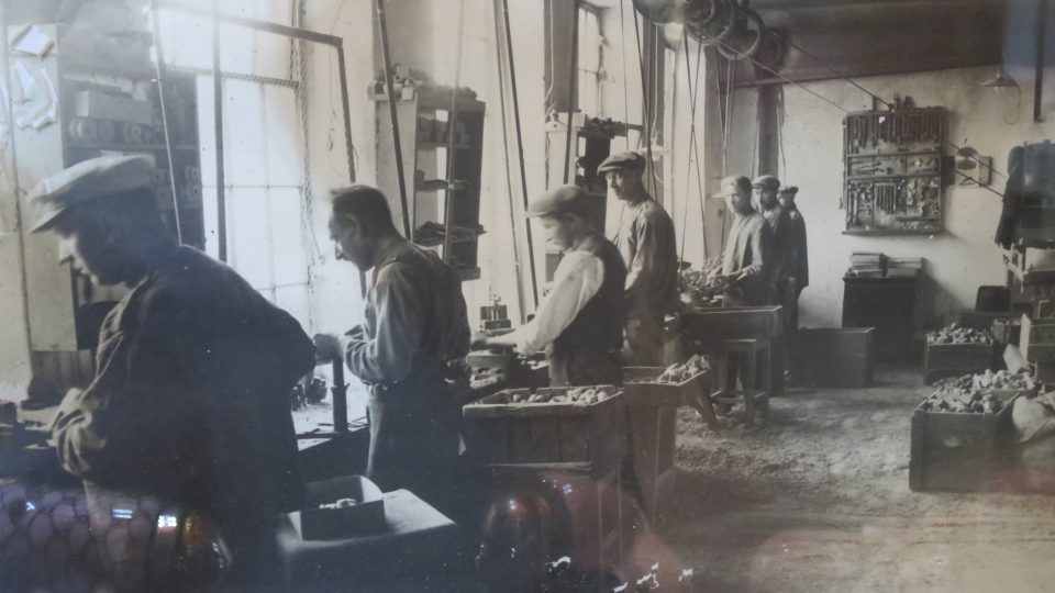 Archivní fotografie prosečské manufaktury na výrobu dýmek