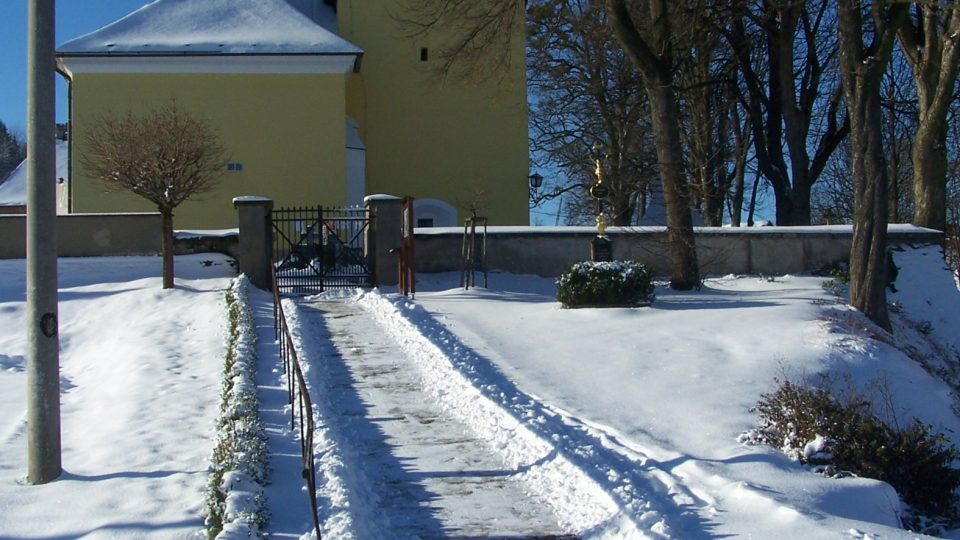 Kromě evangelického mají v Borové také katolický kostel, který připomíná spíš středověkou tvrz