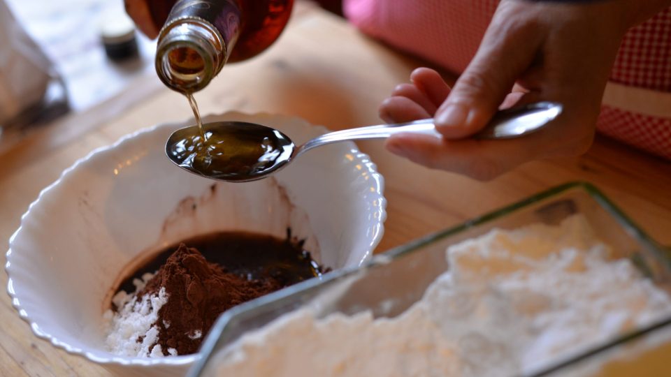 Čokoládovou polevu připravíme smícháním 4 lžic moučkového cukru, 2 lžic práškového kakaa a 4 lžic silného rumu