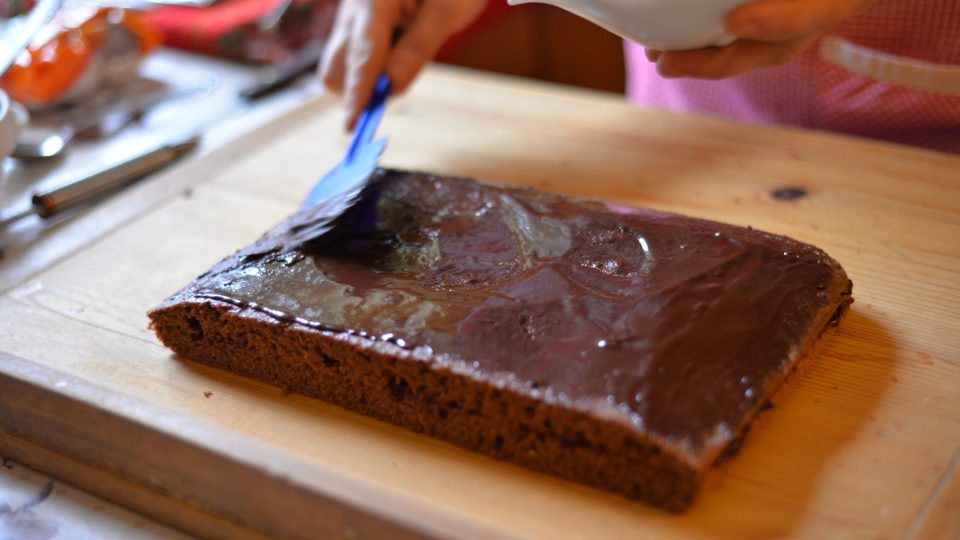 Když přiklopíme marmeládou potřený spodní díl horním, pomažeme vršek dezertu čokoládovou polevou