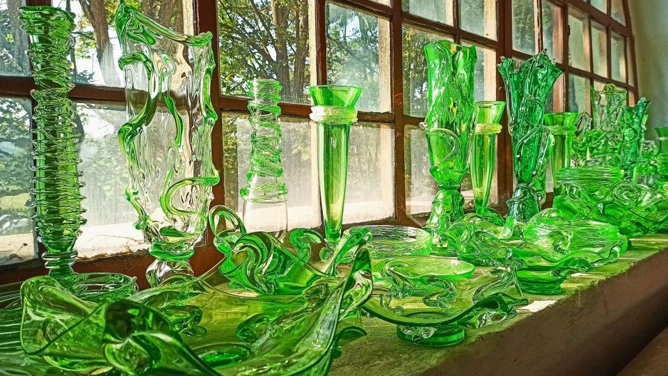 Rozzářené zelené sklo evokuje vitráže