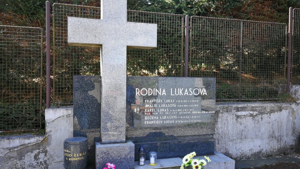 Rodinný hrob Lukasů na hřbitově v Brníčku, kam byl Karel Lukas později převezen