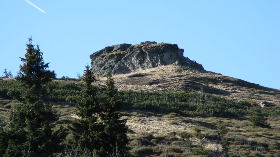 Od chaty Ovčárna vypadá skalisko Petrových kamenů mnohem mohutněji