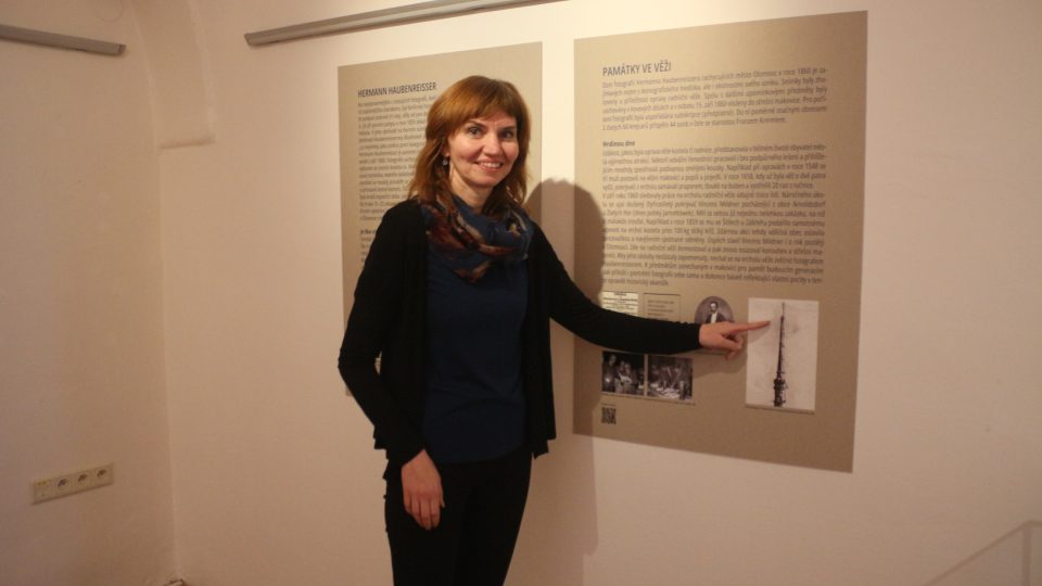 Kurátorka Hana Jakůbková ve výstavě nejstarších fotografií Olomouce