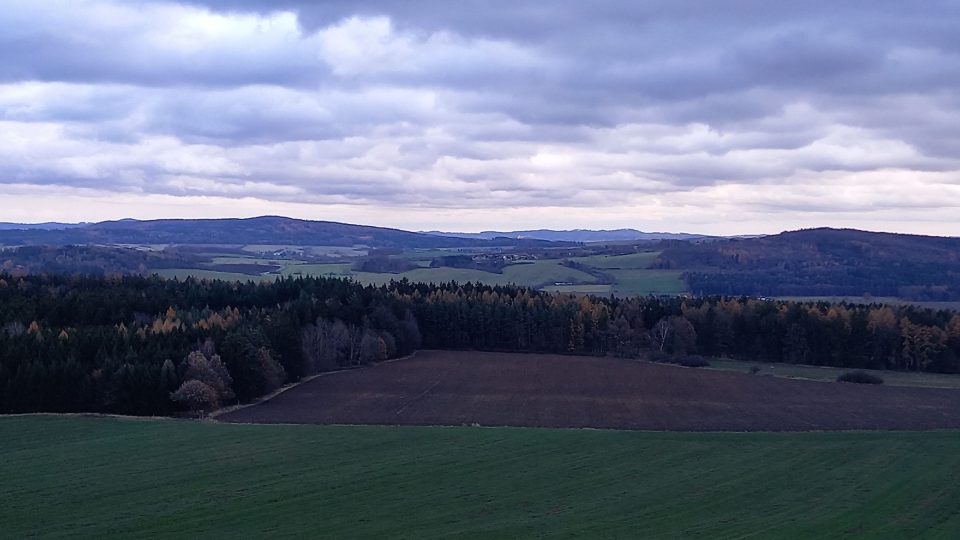 Rozhledna nabízí pohled na Šumavu. Za dobrého počasí je prý možné spatřit i Alpy