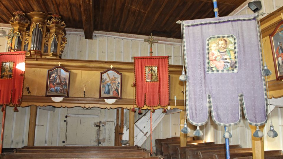 Interiér kostela v Žárové.JPG