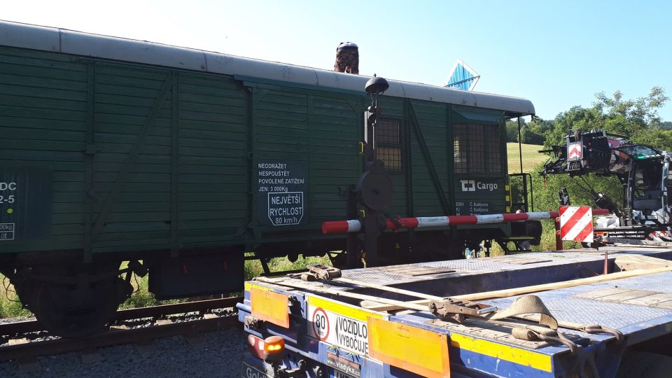 Starý vagón opravili studenti zábřežské automobilní školy