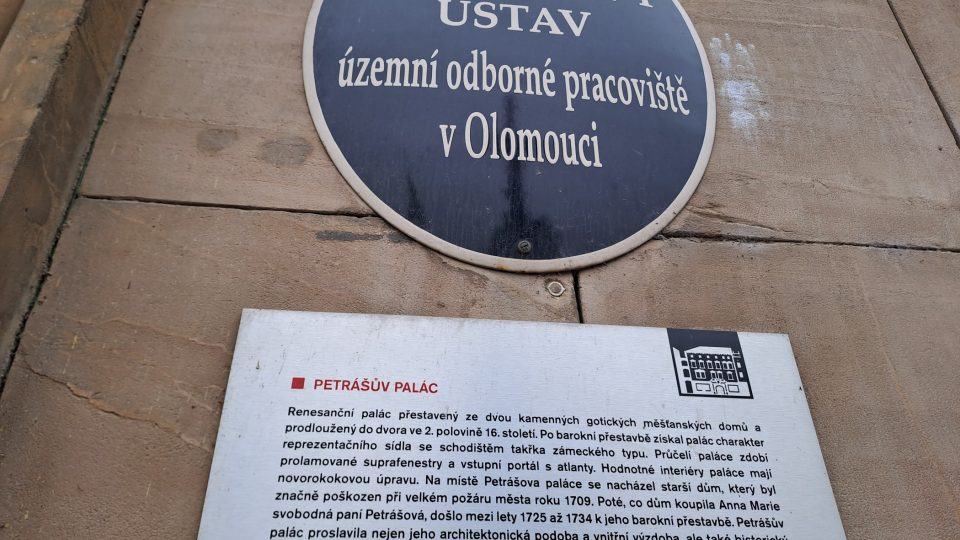Cedule na Petrášově paláci na Horním náměstí v Olomouci