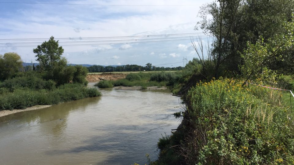 Řeka Bečva u Sušic podemílá břeh s cyklostezkou