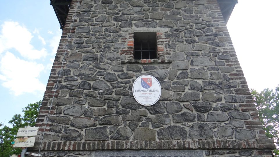 Původně stávala na místě Erbenovy vyhlídky rozhledna dřevěná. Ta ale dlouho nevydržela
