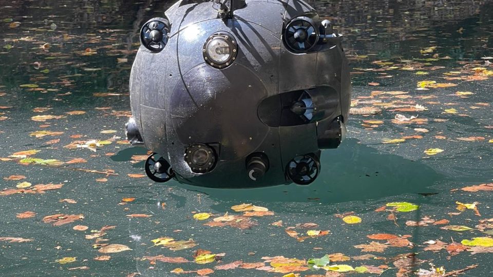 Speleologové zkoumají Hranickou propast pomocí ponorného robota