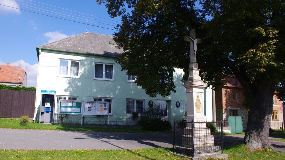 Budova obecního úřadu s křížem