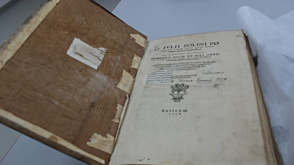 Kniha ze 16. století určená k restaurov