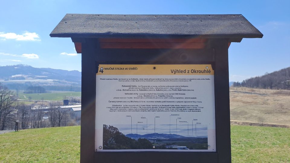 K rozhledně vede naučná stezka