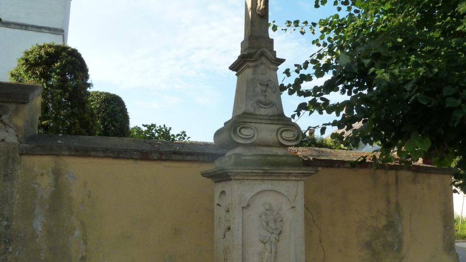 Kamenný kříž u hřbitovní zdi
