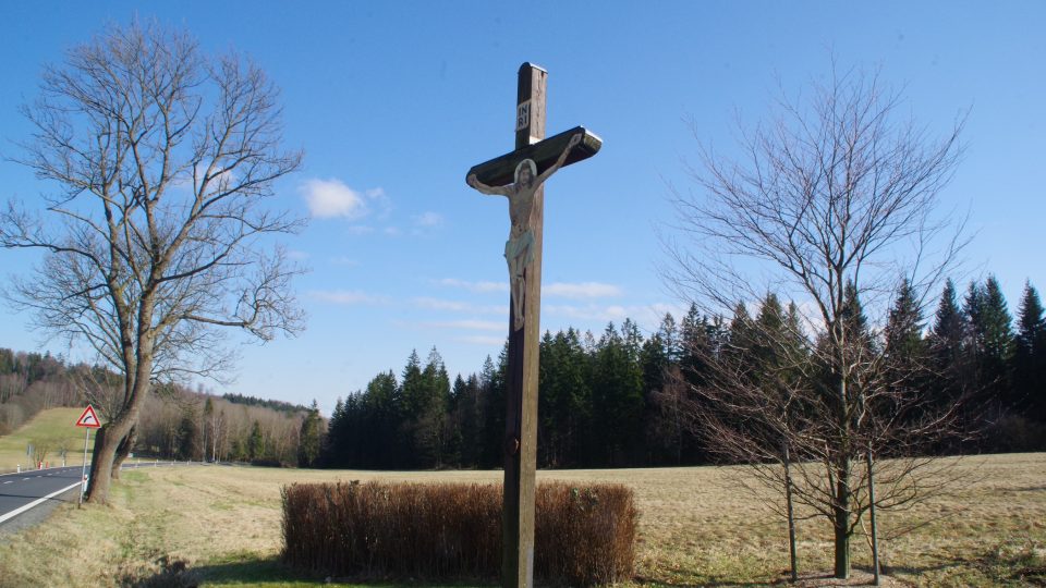 Kříž najdeme přímo u hlavní silnice u odbočky k hájovně