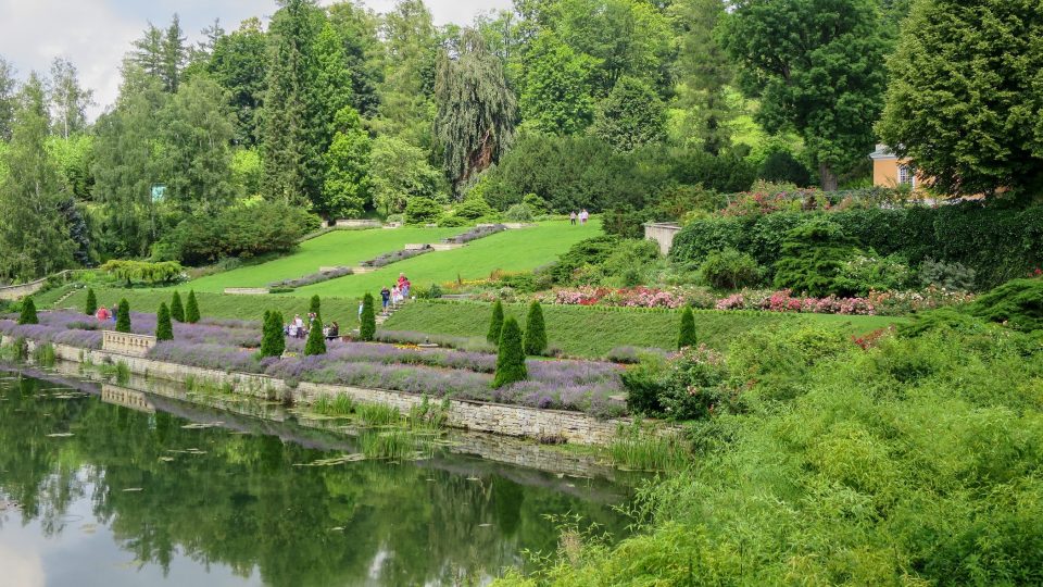 Pohled přes zámecký rybník na vodní kaskádu a rosarium