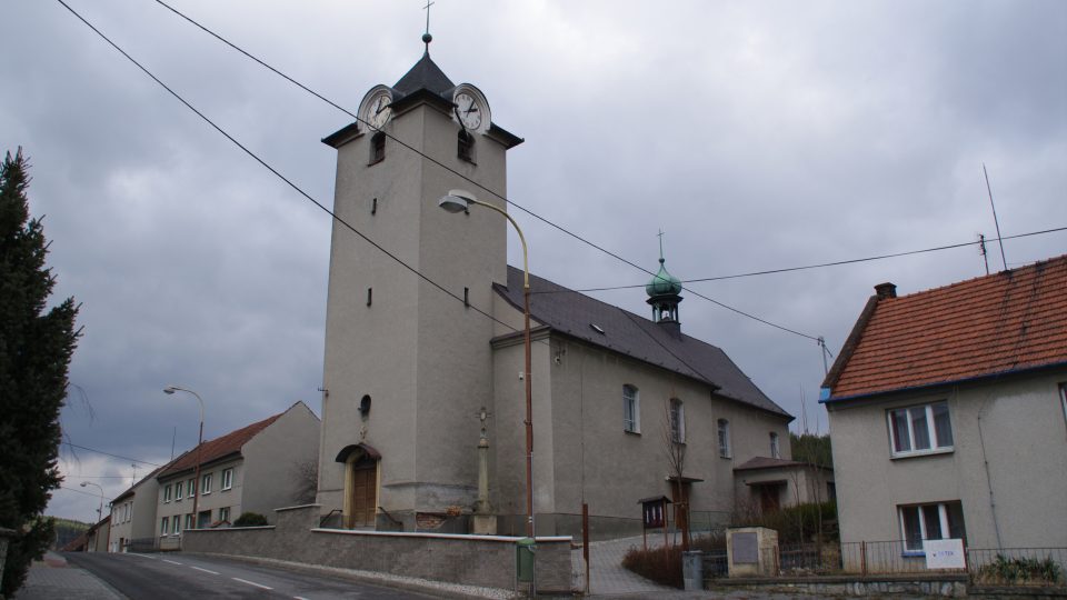 Kostel Všech Svatých má románské jádro