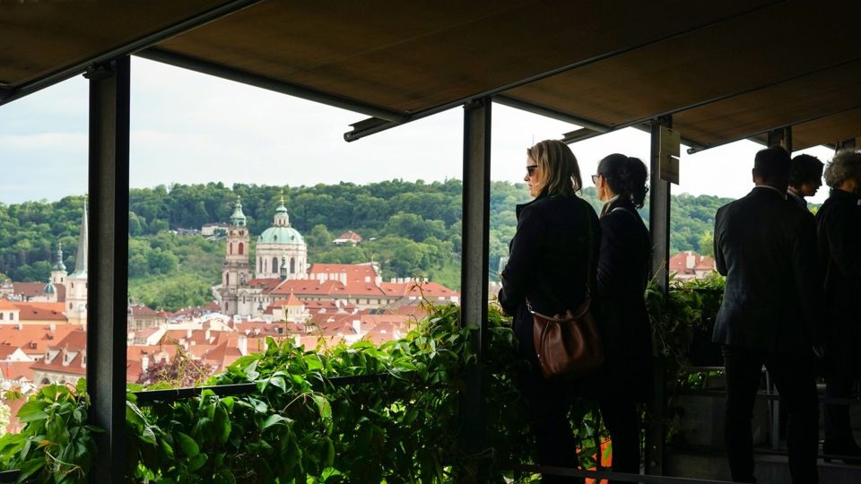 Pergola ve vinici nabízí jedinečný výhled na hlavní město a zároveň příjemné posezení