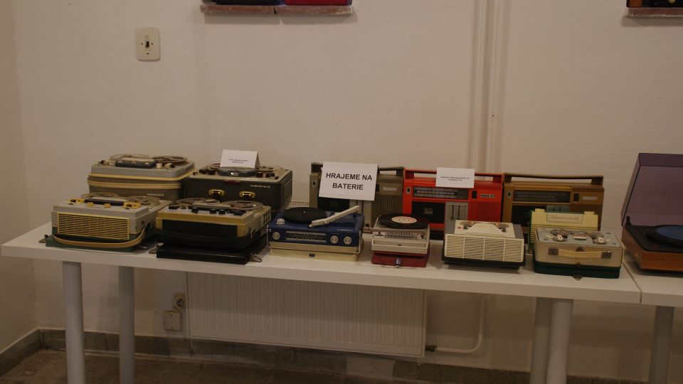 První československé magnetofony a gramofon na baterky