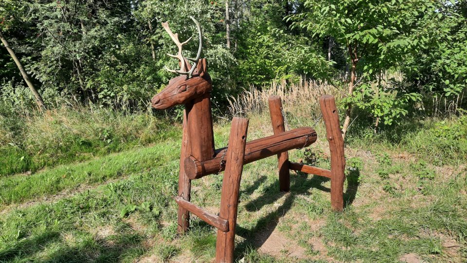 Na jednom ze zastavení se děti mohou pohoupat na dřevěném jelenovi s pravým parožím