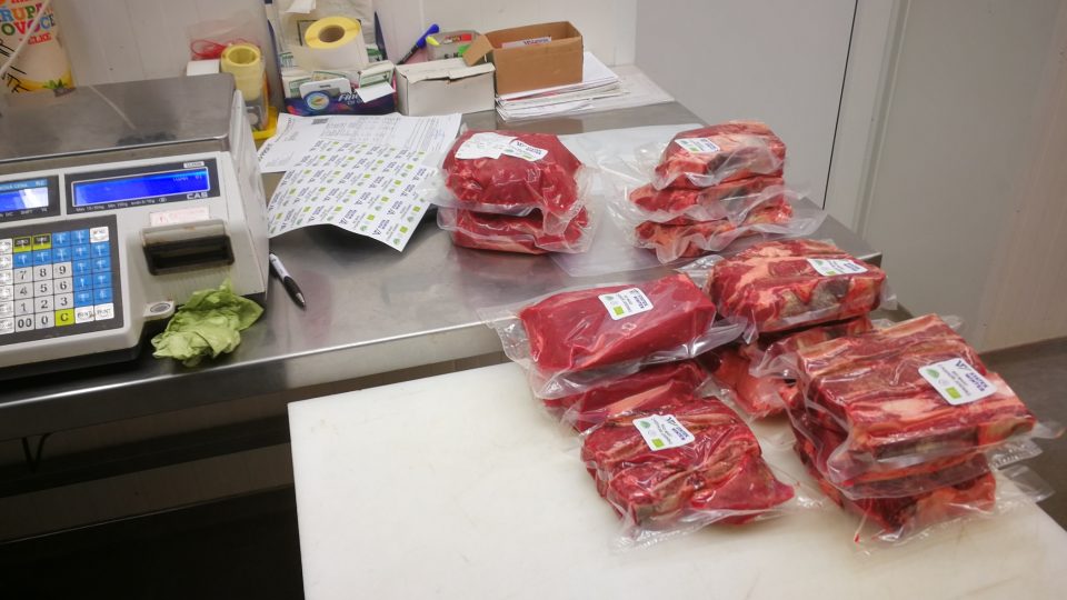 Balíčky hovězího masa ze zdejší farmy je možné zakoupit například i v Hanušovicích